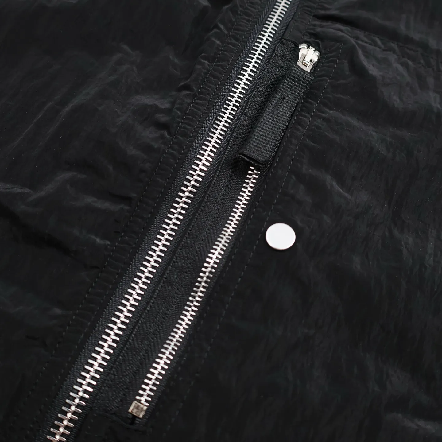 P480 Exclusive supply] Stone Stone Island arm armband logo jacket is made of woven nylon fiber. It is extremely light, durable and wear-resistant. During the spinning process, the nylon fiber is steam-treated to obtain a texture comparable to organic fiber. Multiple work pockets are hand-sewn. A finished product is very time-consuming and labor-intensive. Just to pursue the most perfect texture. Classic logo square badge on the placket. Thickened quilting, windproof and warm. A full set of multiple special buttons and hardware accessories. Original YKK zipper fabric is waterproof. Size:S.M.L.XL
